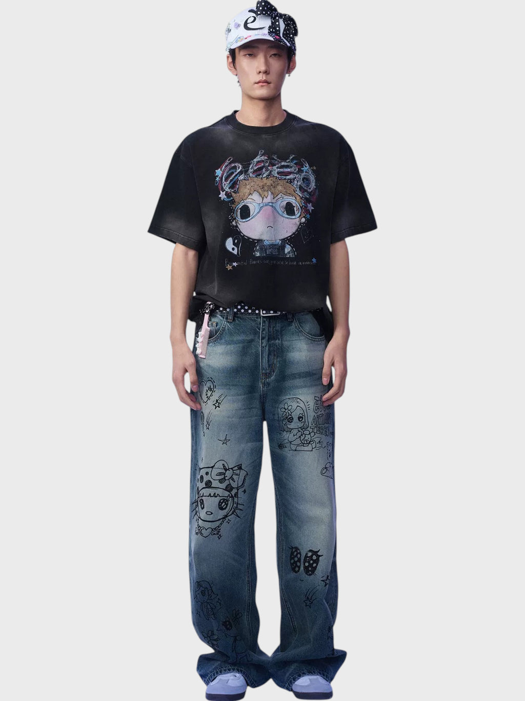T-shirt manches courtes washed noir eeee Artmonster porté par un homme, look complet avec jean baggy graffiti et casquette à pois
