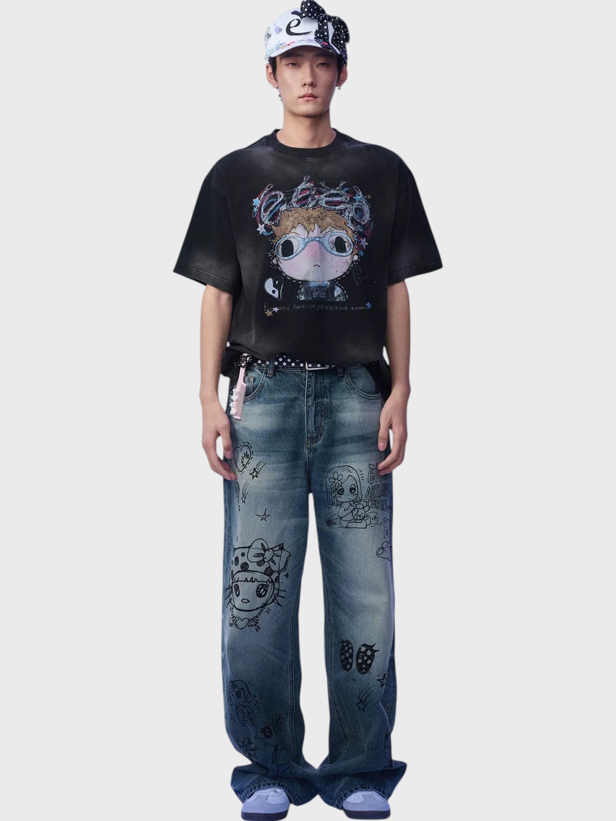 T-shirt manches courtes washed noir eeee Artmonster porté par un homme, look complet avec jean baggy graffiti et casquette à pois
