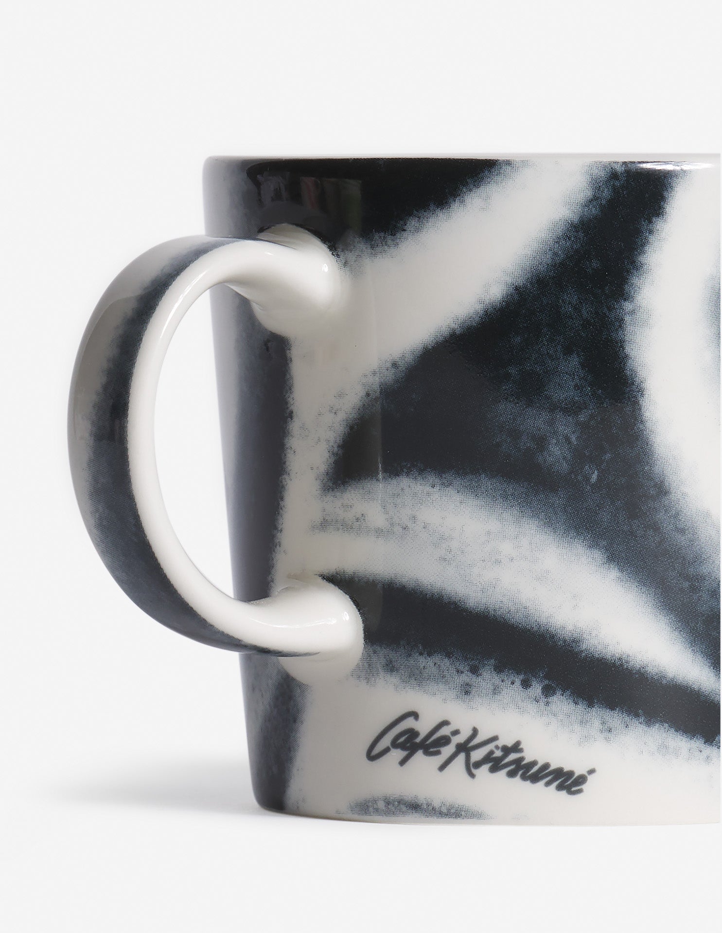 Détail du design marbré du mug CAFE KITSUNÉ x IITTALA TEEMA en porcelaine, finition soignée