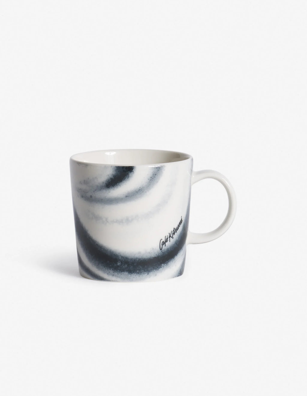 Mug CAFE KITSUNÉ x IITTALA TEEMA 300 ml en porcelaine avec design marbré, vue de face sur fond clair