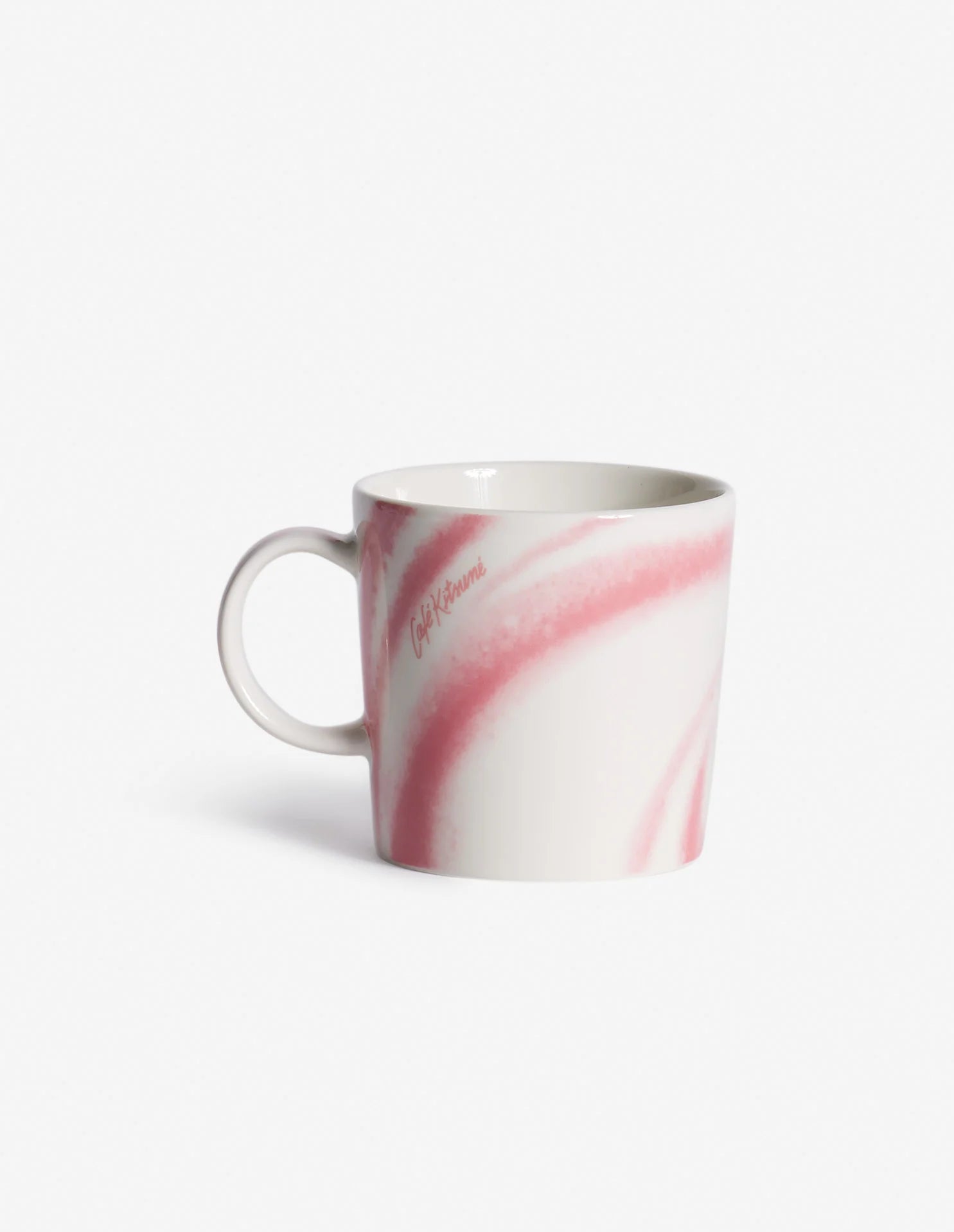 Mug CAFE KITSUNÉ x IITTALA TEEMA 300 ml en porcelaine avec motif rose et blanc, vue de face.