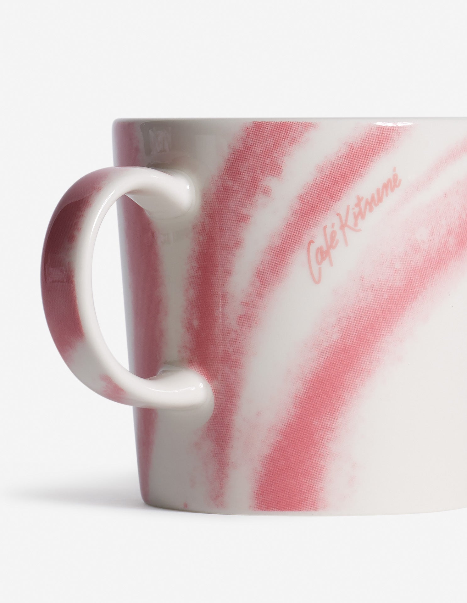 Détail du motif rose et blanc du mug CAFE KITSUNÉ x IITTALA TEEMA en porcelaine