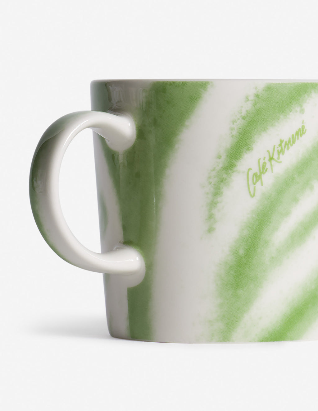 Détail du motif vert du mug en porcelaine CAFE KITSUNÉ x IITTALA TEEMA.