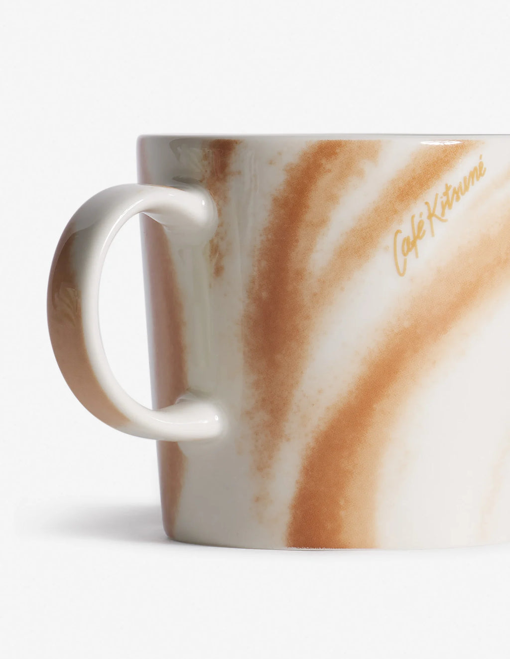 Détail du design marbré du mug CAFE KITSUNÉ x IITTALA TEEMA en porcelaine, finition élégante