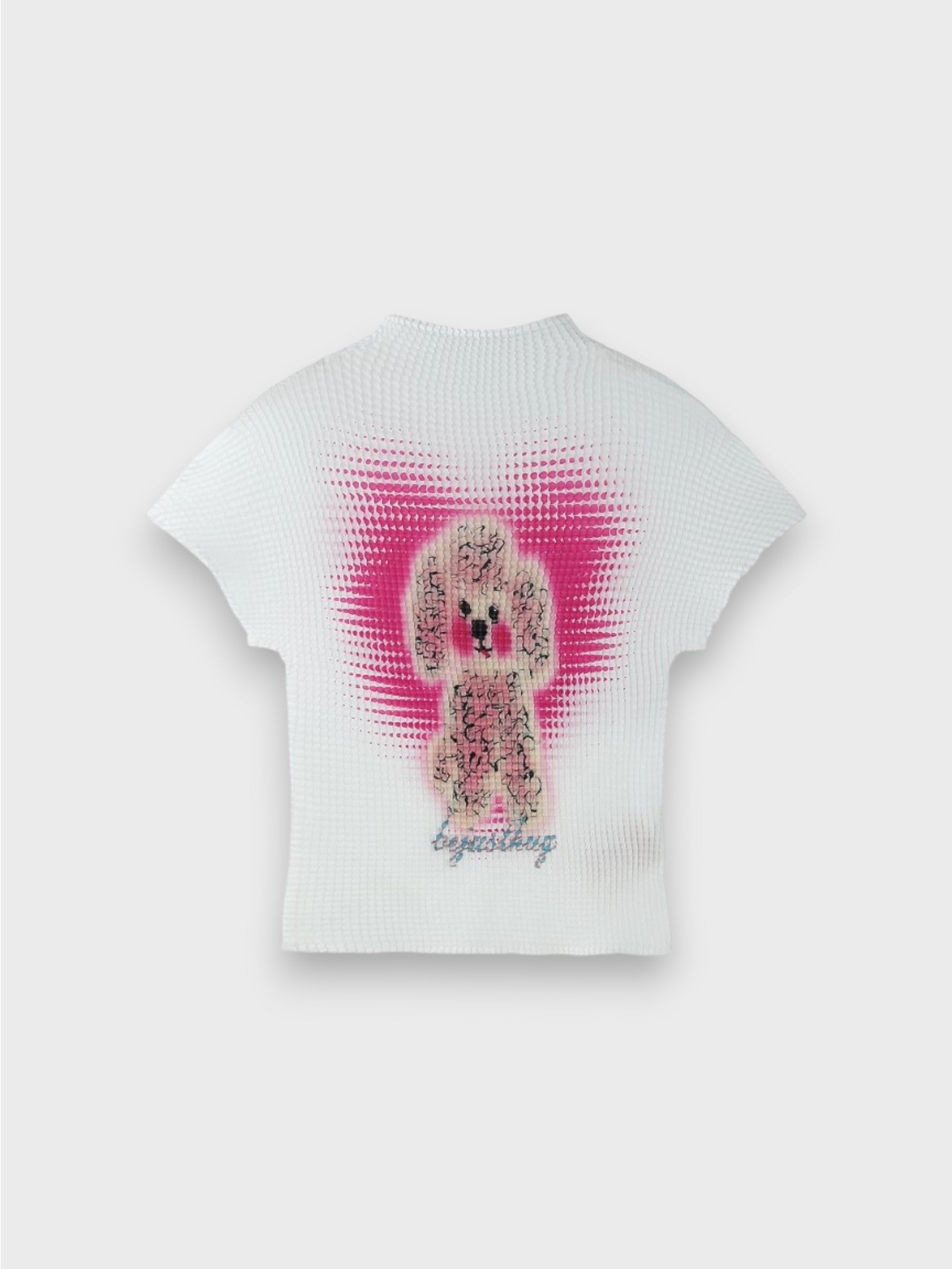 Top maille côtelée crop BJHG blanc avec imprimé caniche blanc cœur rose fuchsia halftone et signature bejishug strass argentés, vue de dos fond blanc

