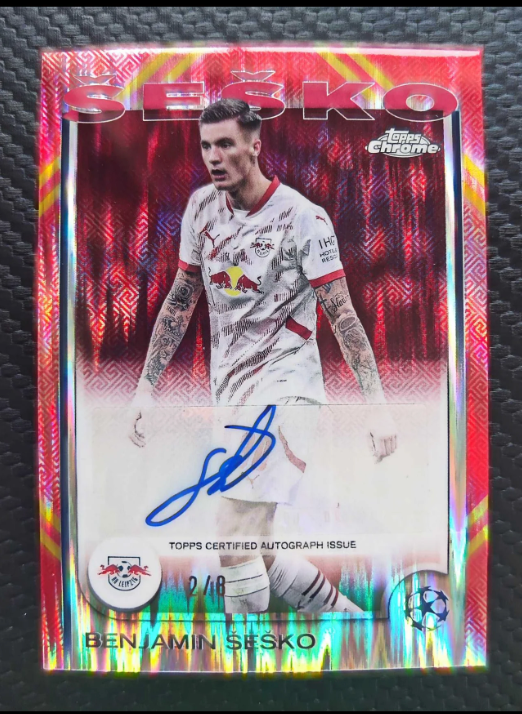 Topps Chrome UEFA Champions League 2024-2025 carte autographe certifiée Benjamin Šeško RB Leipzig finition Red Parallel numérotée 2/8, Topps Certified Autograph Issue, vue de face
