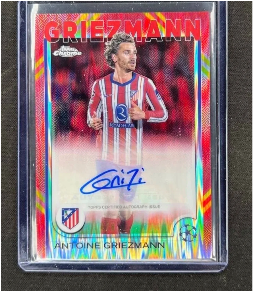 Topps Chrome UEFA Champions League 2024-2025 carte autographe certifiée Antoine Griezmann Atlético de Madrid finition Red Parallel, Topps Certified Autograph Issue, vue de face
