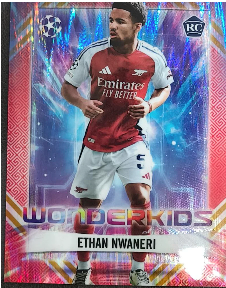 Topps Chrome UEFA Champions League 2024-2025 carte insert Wonderkids Rookie Card Ethan Nwaneri Arsenal finition Red Parallel holographique, vue de face

