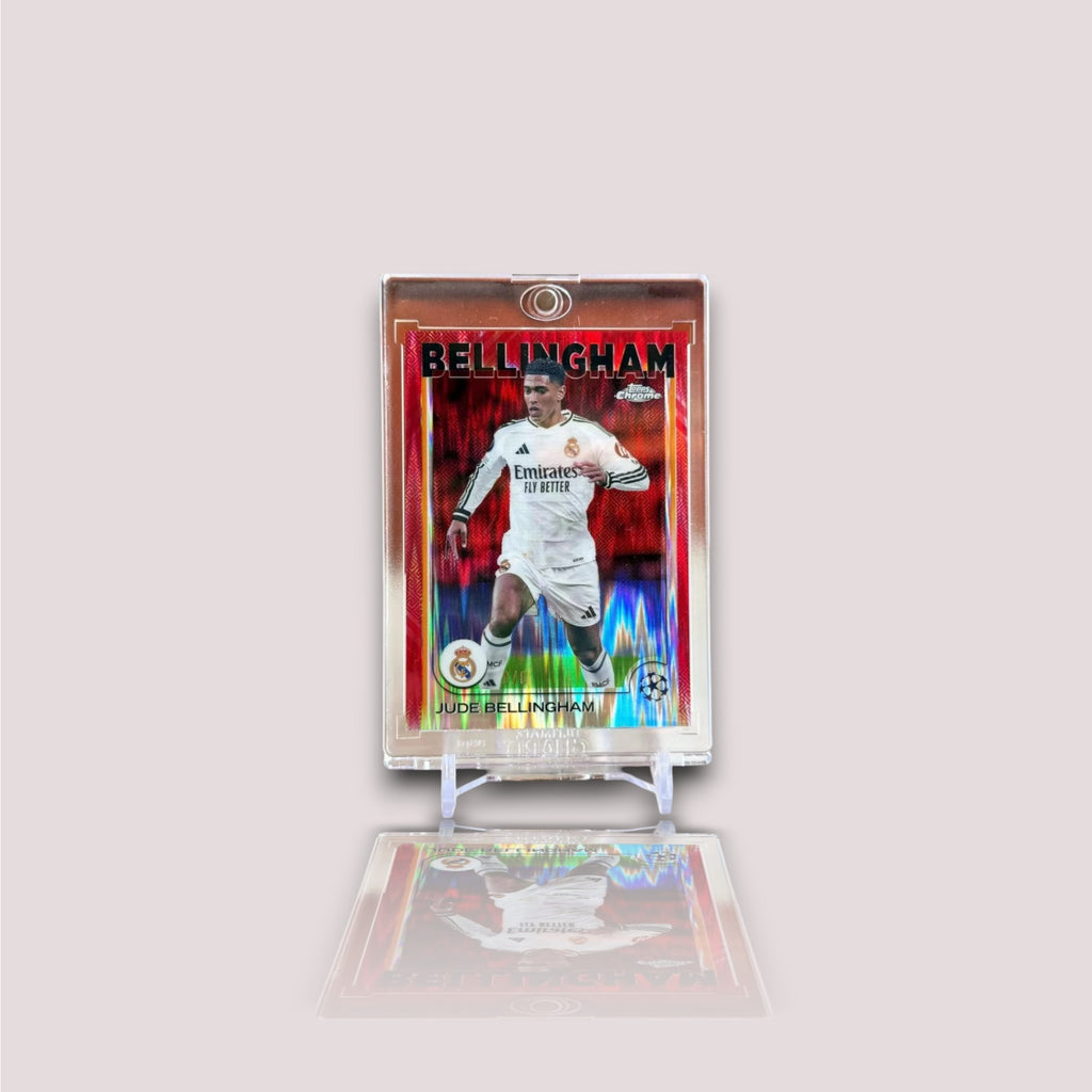 Topps Chrome UEFA Champions League 2024-2025 carte Jude Bellingham Real Madrid finition Red Parallel holographique, présentée sur support acrylique, vue de face

