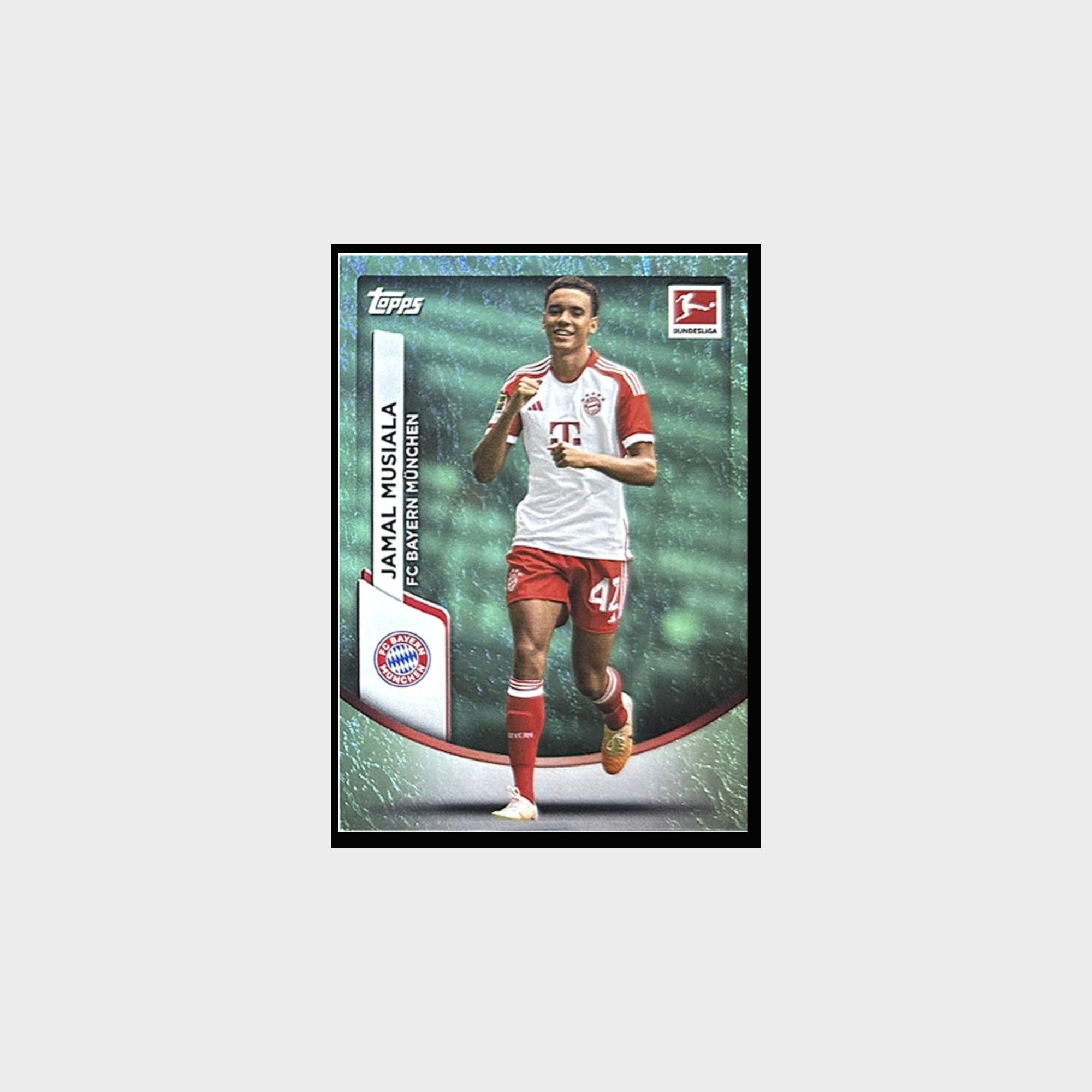 Topps Jade Edition Bundesliga 2023-2024 carte à collectionner Jamal Musiala FC Bayern München avec finition jade holographique, vue de face
