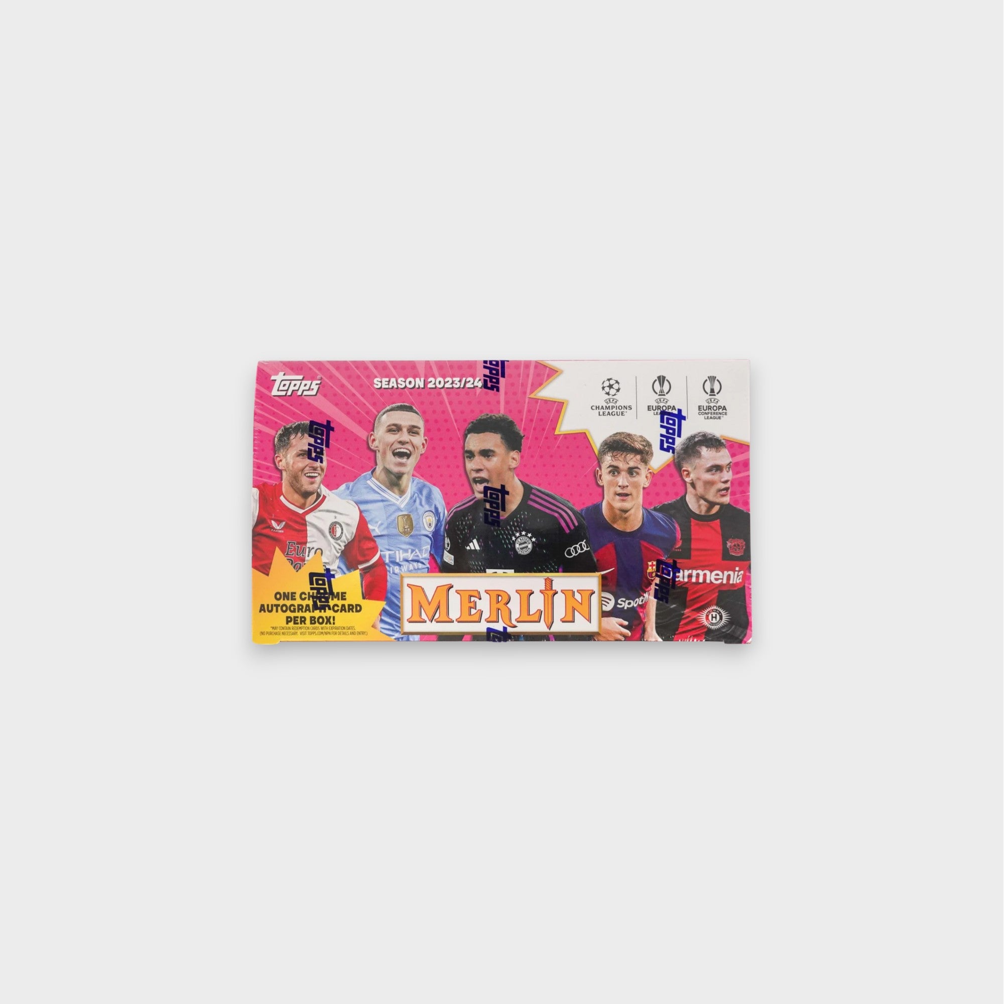 Topps Merlin Chrome UEFA Champions League Europa League 2023-2024 hobby box avec 1 autographe Chrome garanti par boîte, vue de face, fond blanc
