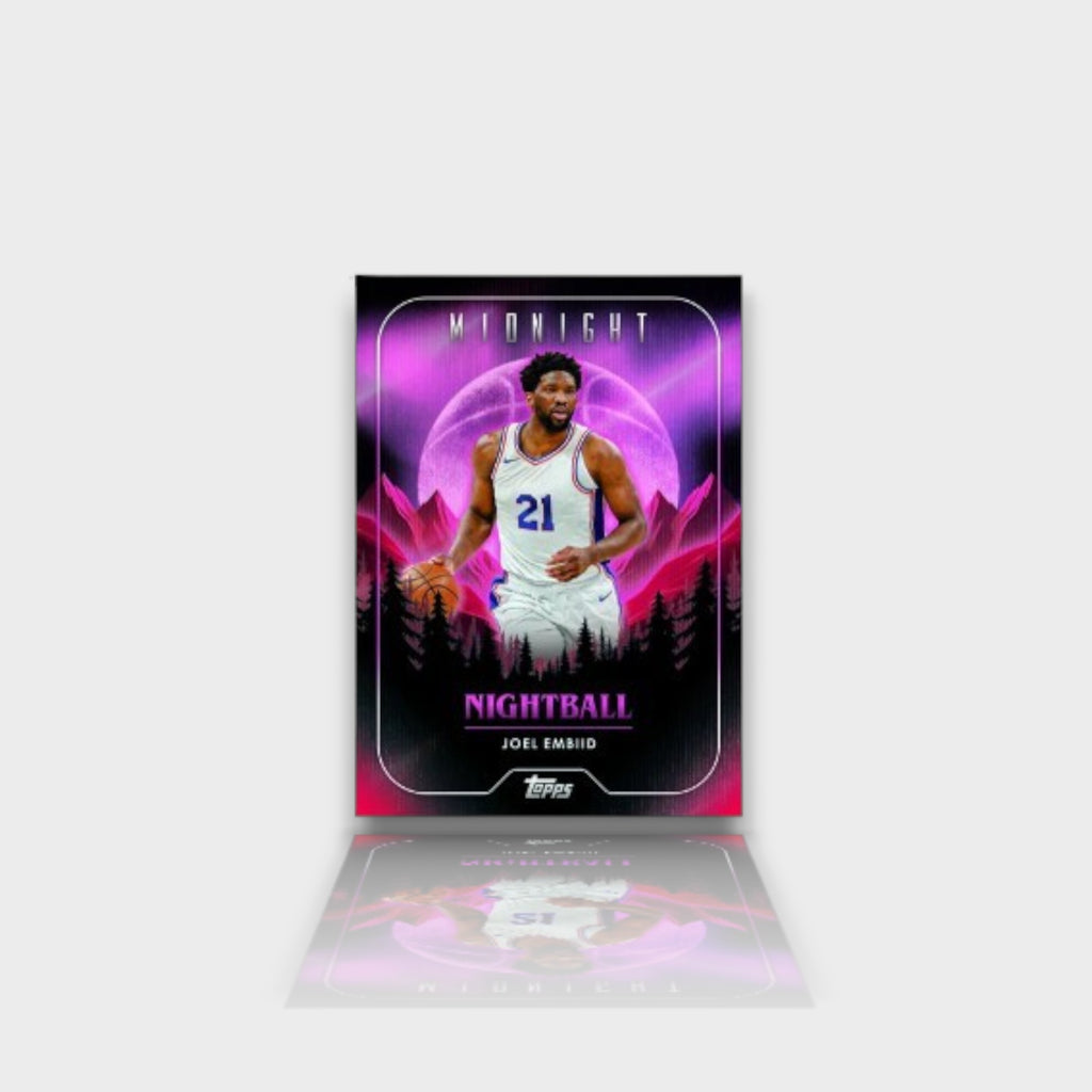 Topps Midnight NBA 2023-2024 carte insert Nightball Joel Embiid Philadelphia 76ers numéro 21, design violet et rose effet lune nocturne, vue de face
