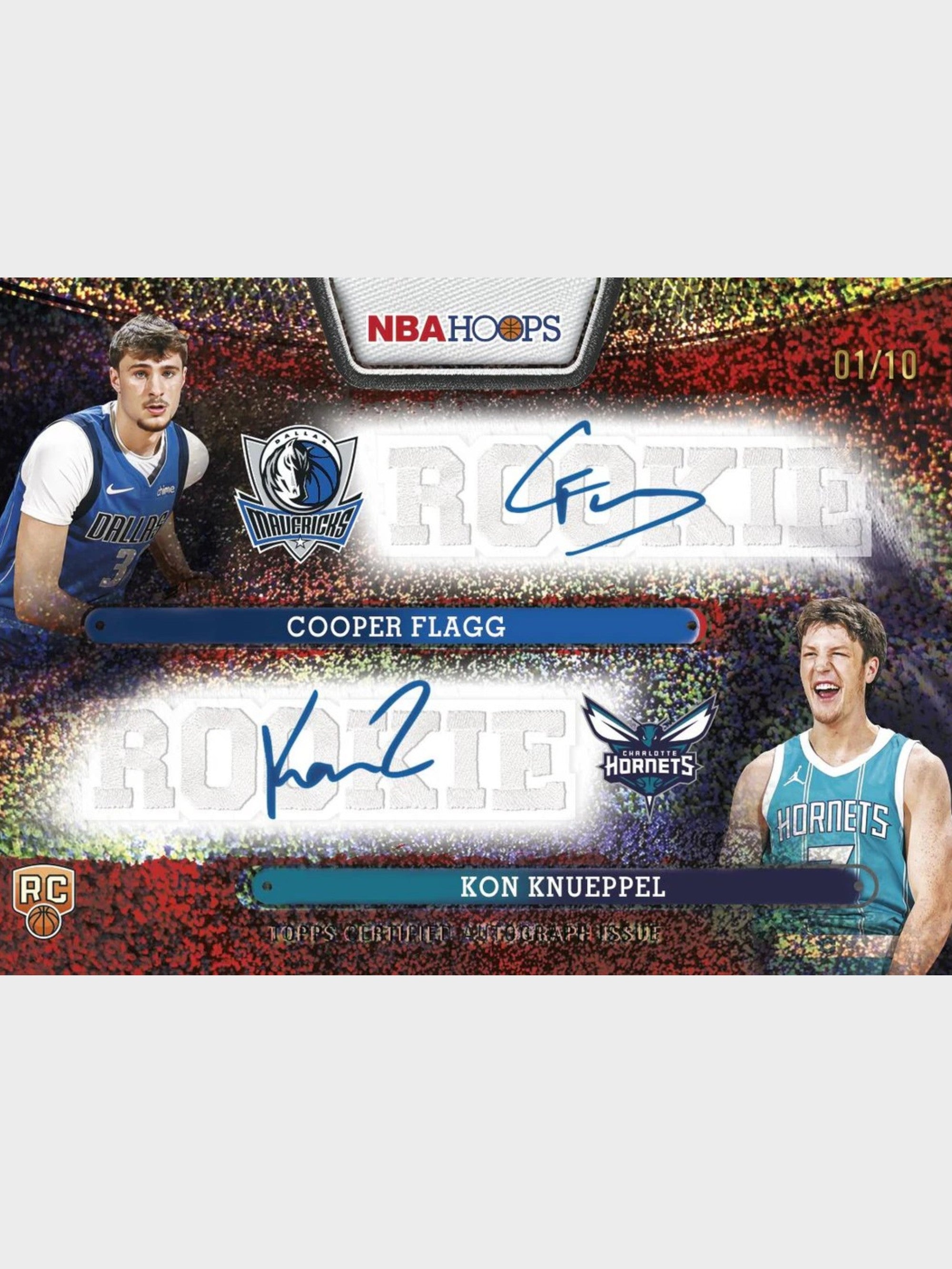 Topps NBA Hoops 2025-26 - Carte Dual Rookie Autographe 01/10 Cooper Flagg (Dallas Mavericks) et Kon Knueppel (Charlotte Hornets)
