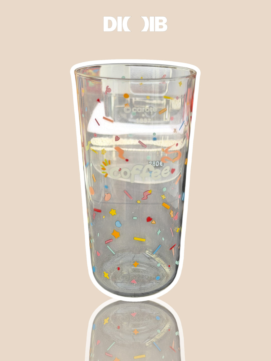 Verre double paroi DIOIB 280ml confettis multicolores coffee, vue de face fond beige avec logo DIOIB
