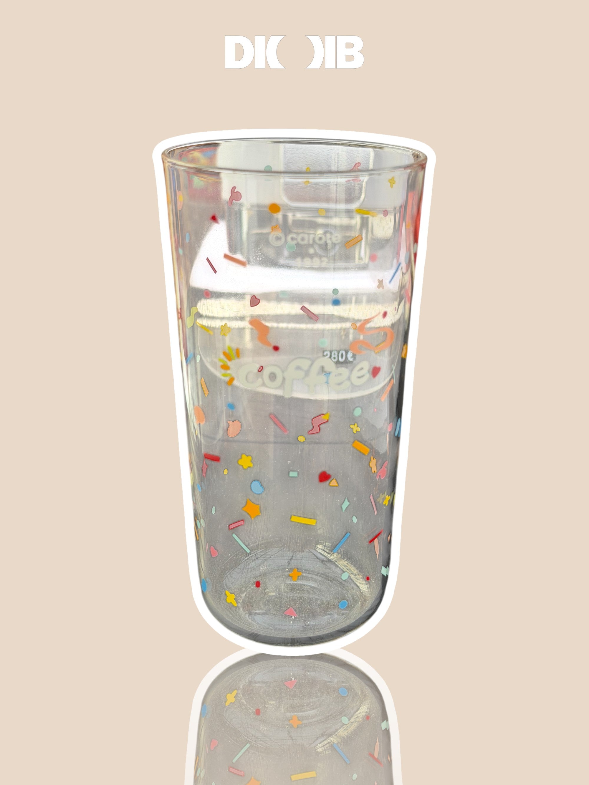Verre double paroi DIOIB 280ml confettis multicolores coffee, vue de face fond beige avec logo DIOIB