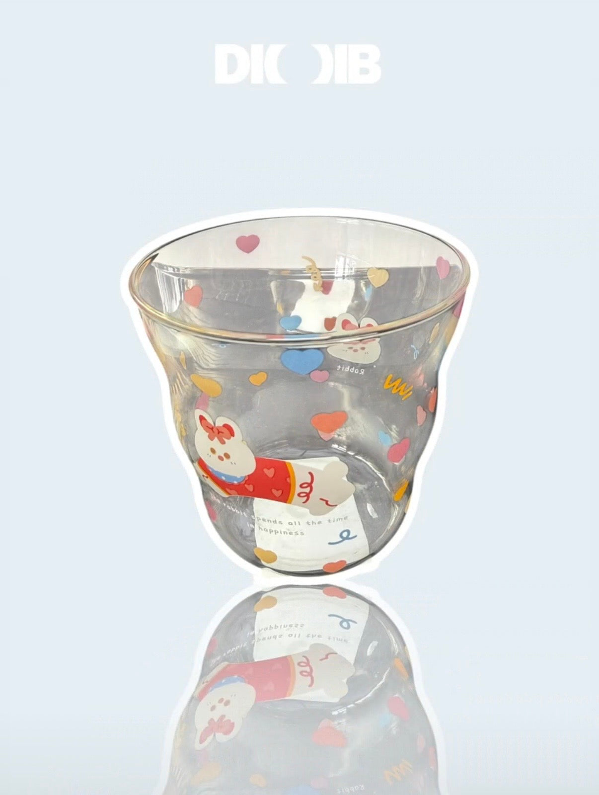 Verre double paroi DIOIB motif lapin kawaii avec cœurs multicolores, vue de face fond gris