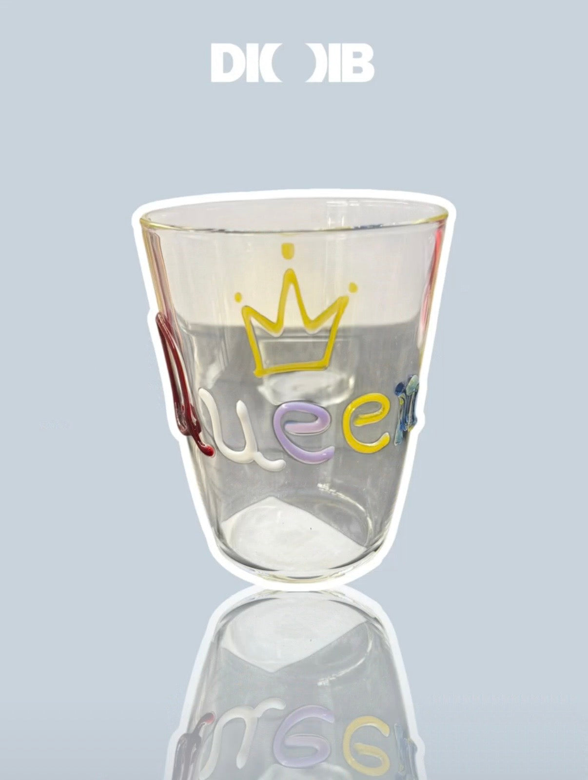 Verre inscription Queen lettres relief soufflé DIOIB transparent en verre borosilicate, vue ambiance
