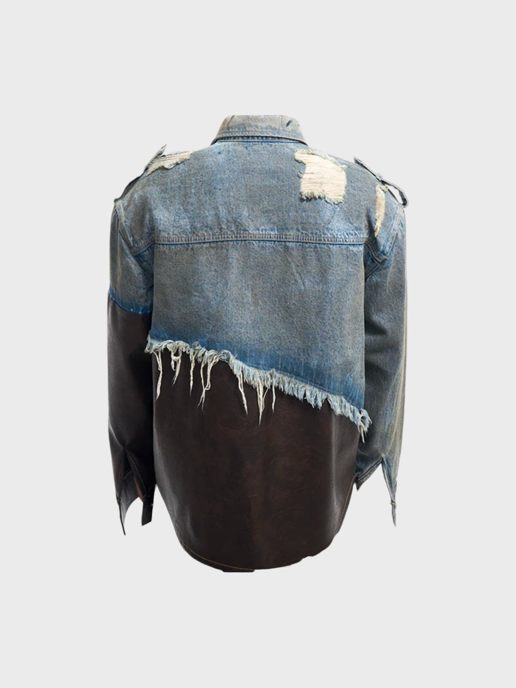 Veste oversize STARTEXCEEDEND denim bleu washed patchwork similicuir marron avec frange brute effilochée diagonale et déchirures épaules, vue de dos
