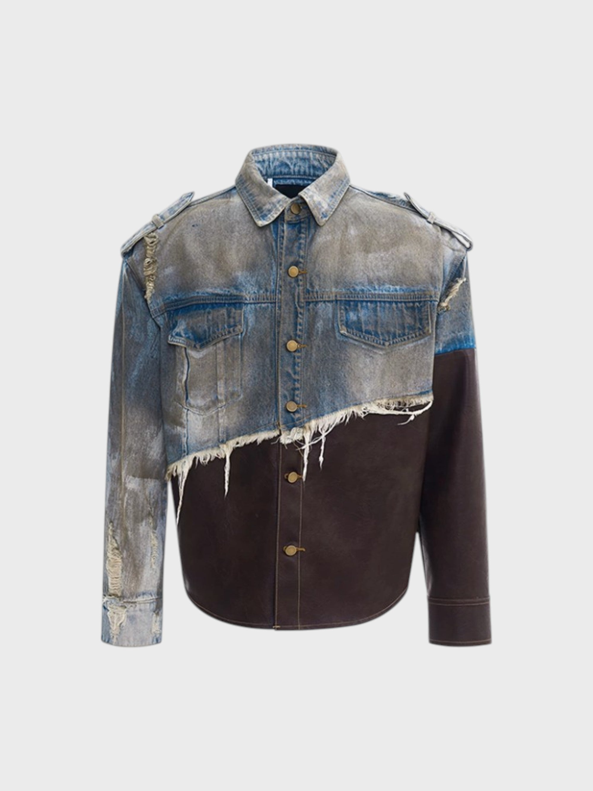 Veste oversize STARTEXCEEDEND denim bleu washed oxydé patchwork similicuir marron chocolat avec frange brute effilochée et boutons dorés, vue de face
