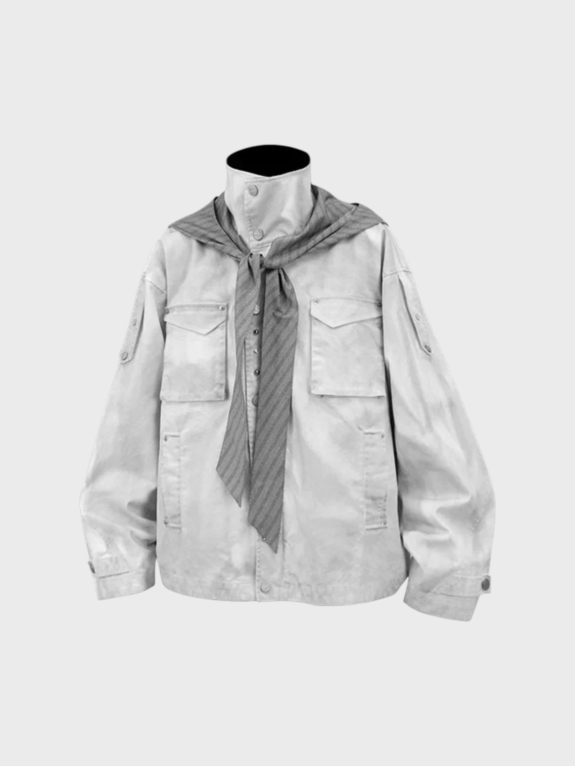Veste M65 RELABEL blanc fumé washed avec capuche carreaux gris et foulard noué, vue de face sur mannequin
