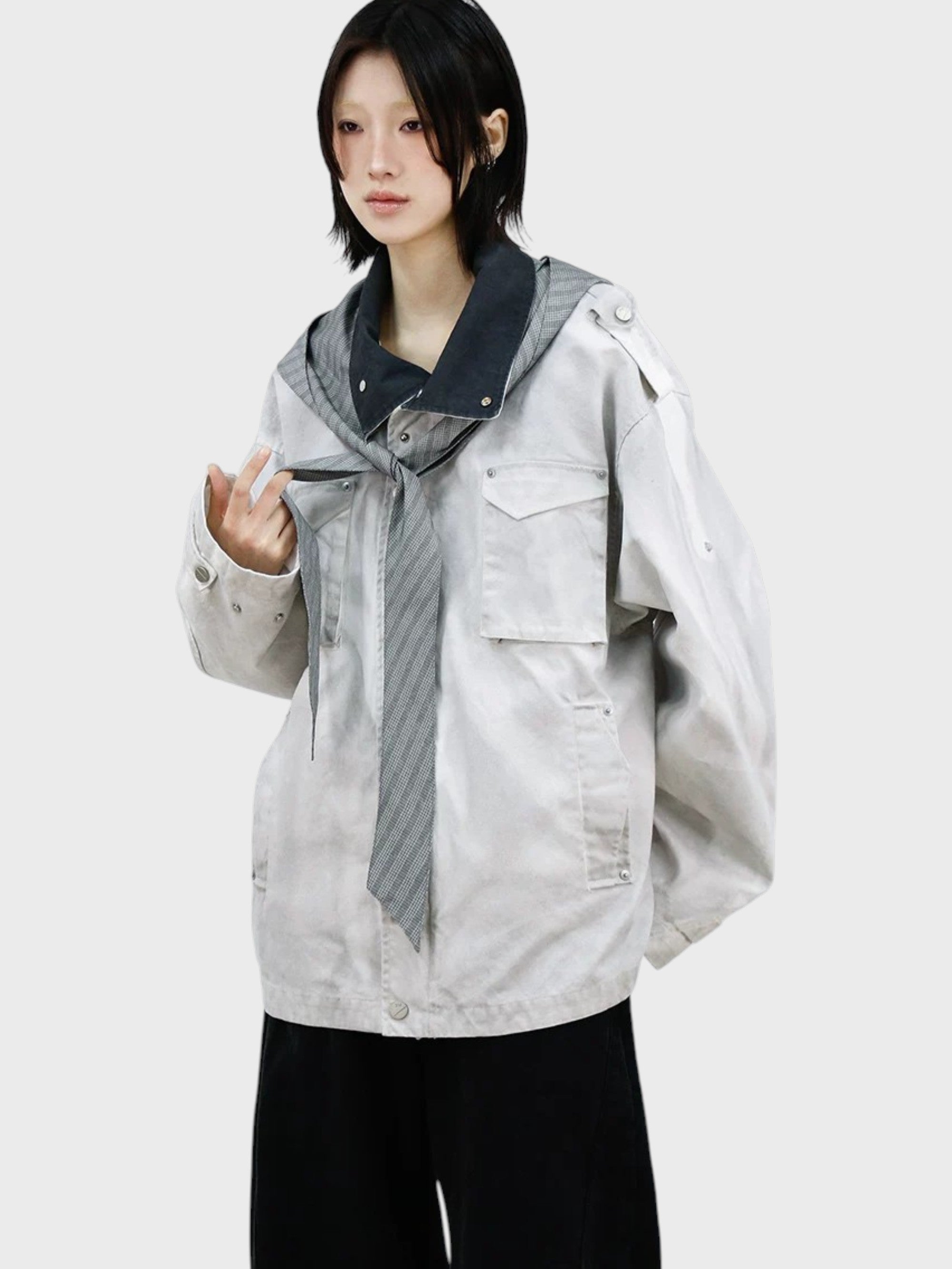 Veste M65 RELABEL blanc fumé washed portée par une femme, vue de face avec capuche carreaux et foulard noué, pantalon large noir
