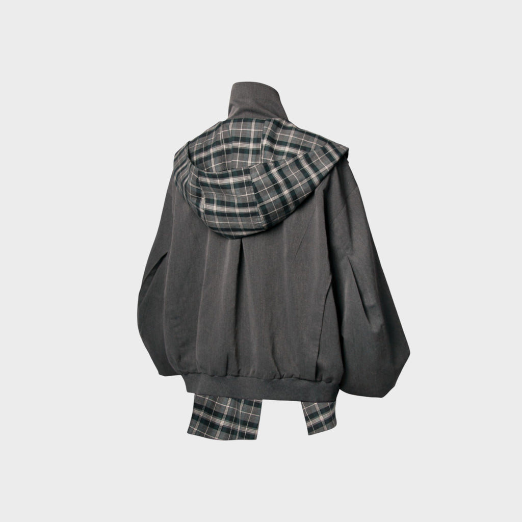 Veste cape à carreaux avec manches ballon Relabel grise en laine et coton, vue de dos sur fond gris, détail grande capuche carreaux drapée