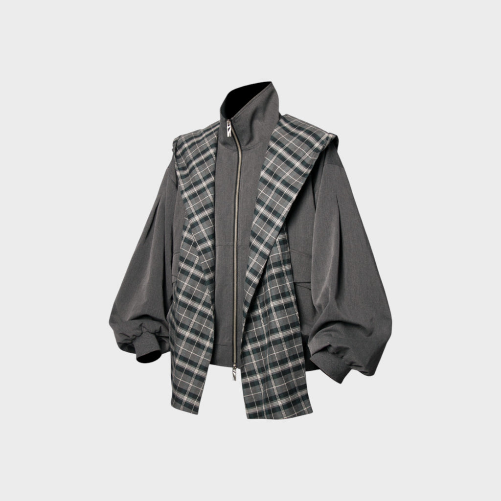 Veste cape à carreaux avec manches ballon Relabel grise en laine et coton, vue de face sur fond gris, détail zip central et gilet carreaux superposé