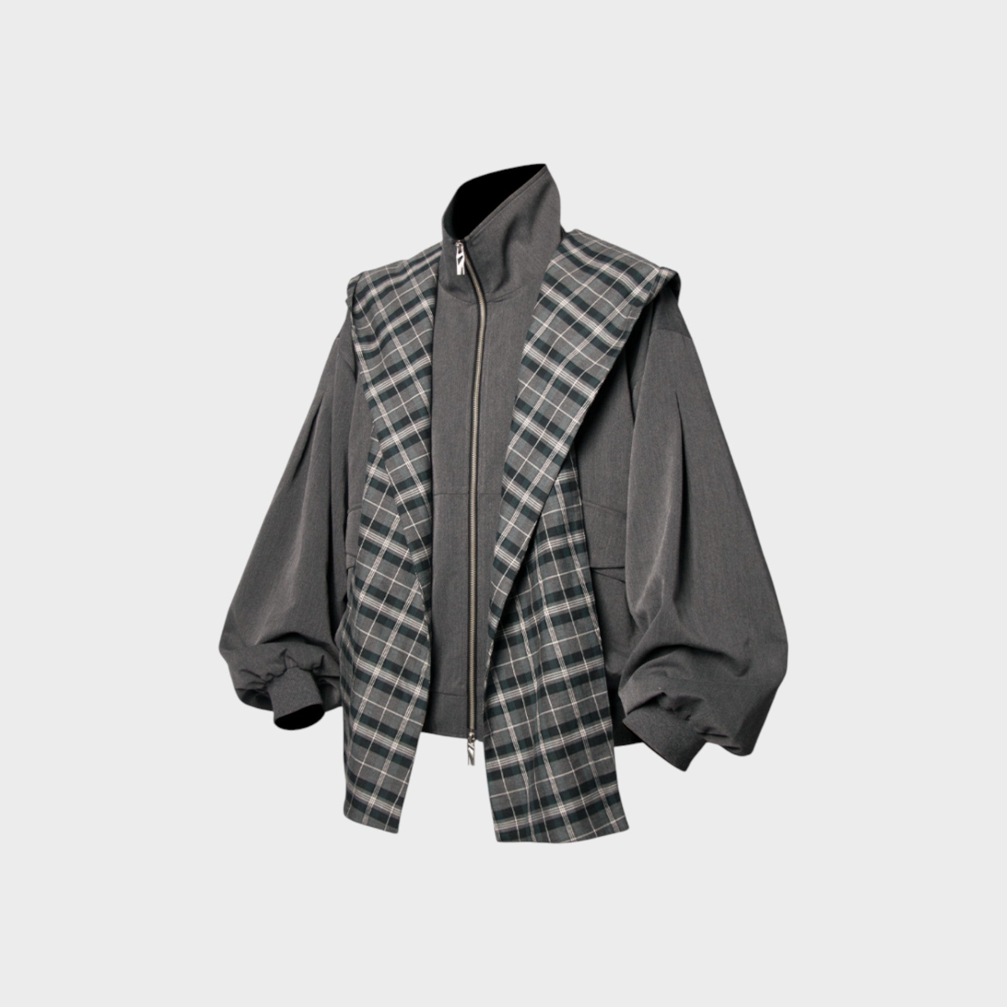 Veste cape à carreaux avec manches ballon Relabel grise en laine et coton, vue de face sur fond gris, détail zip central et gilet carreaux superposé