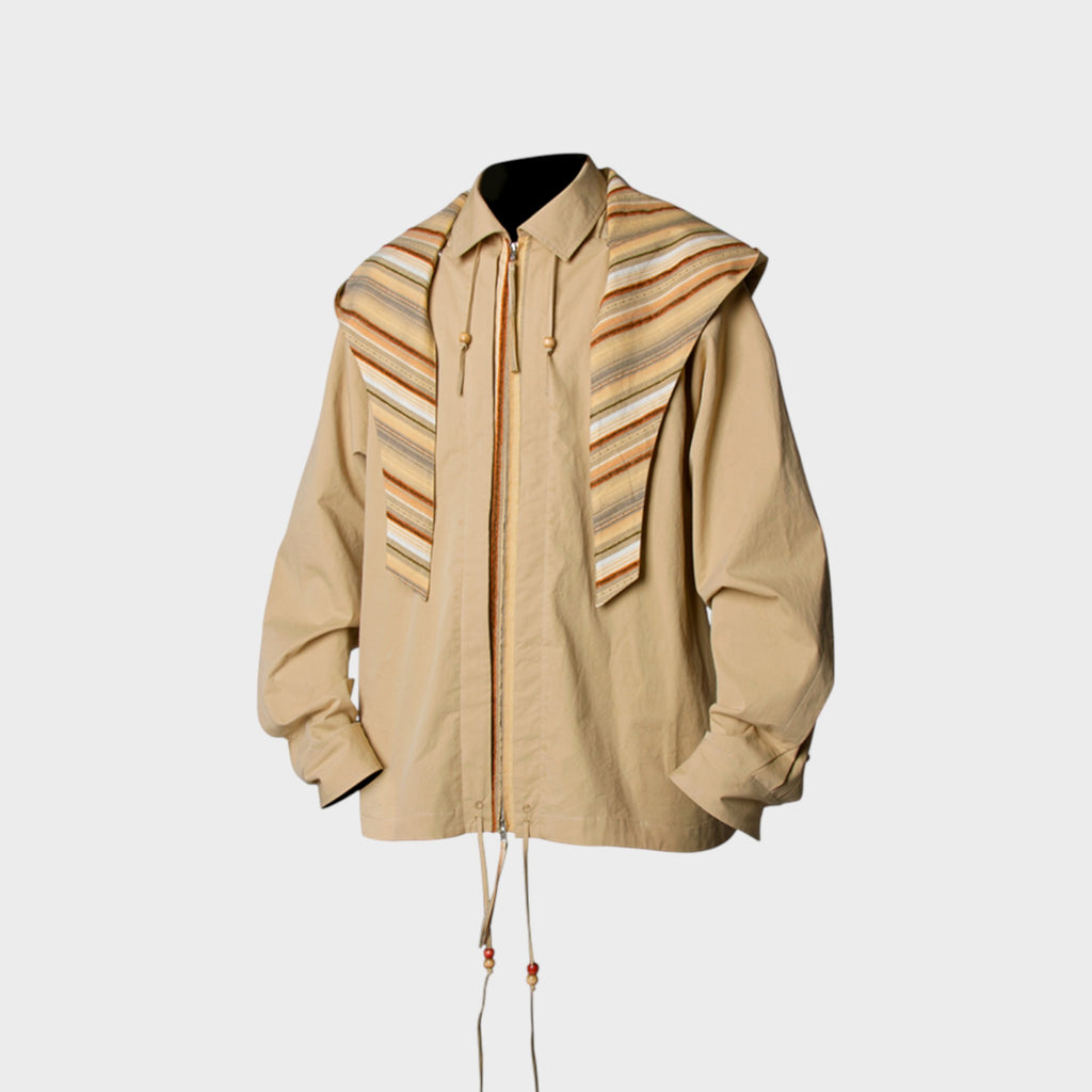 Veste à capuche oversize zippée Relabel beige en coton avec écharpe rayures multicolores intégrée, vue de face sur mannequin fond gris, détail zip et cordons perles