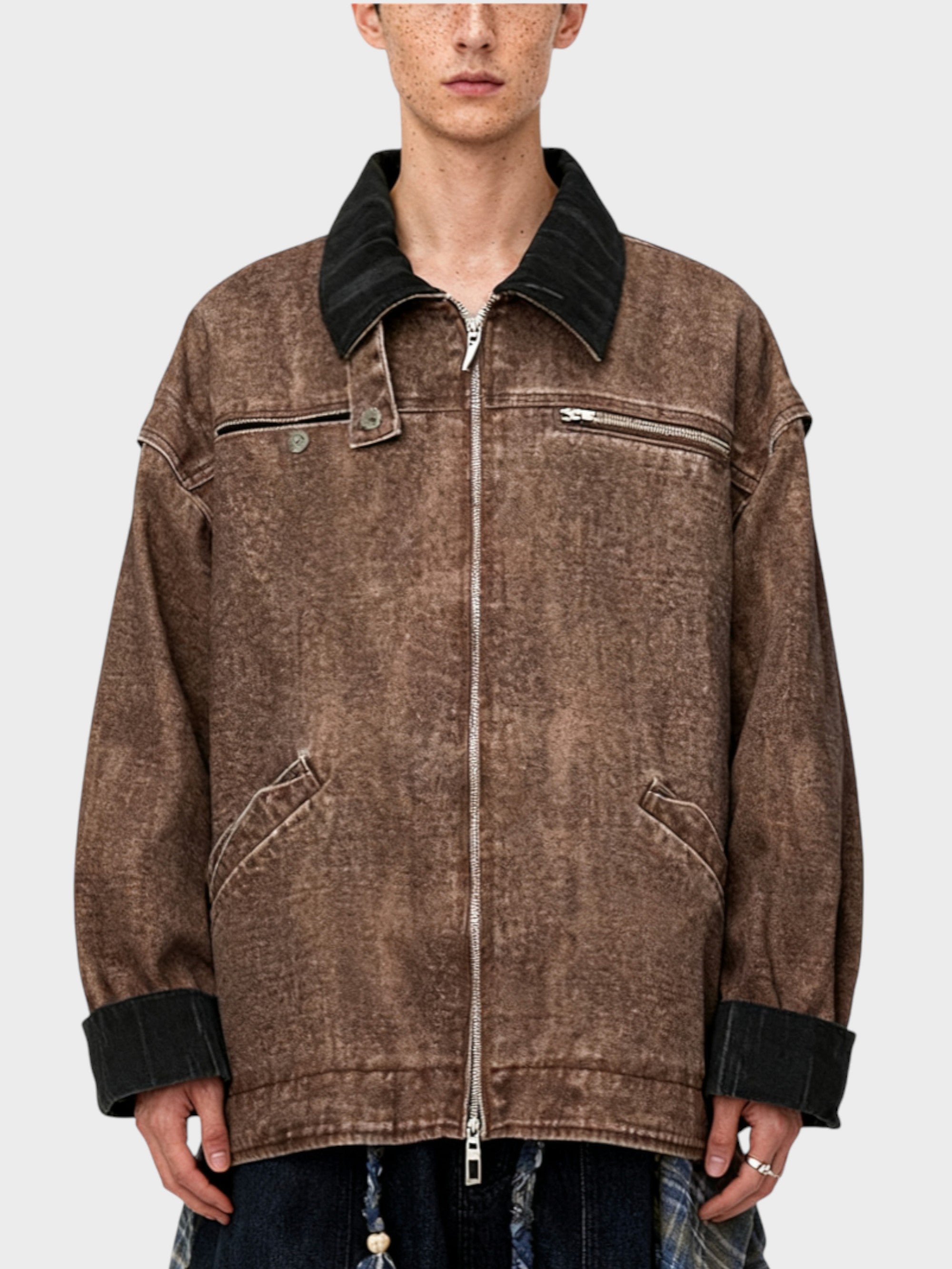 Veste oversize zippée en denim lavé Relabel marron et noir avec col contrasté, portée par un homme en studio sur fond gris, vue de face mi-corps détail zip et poches