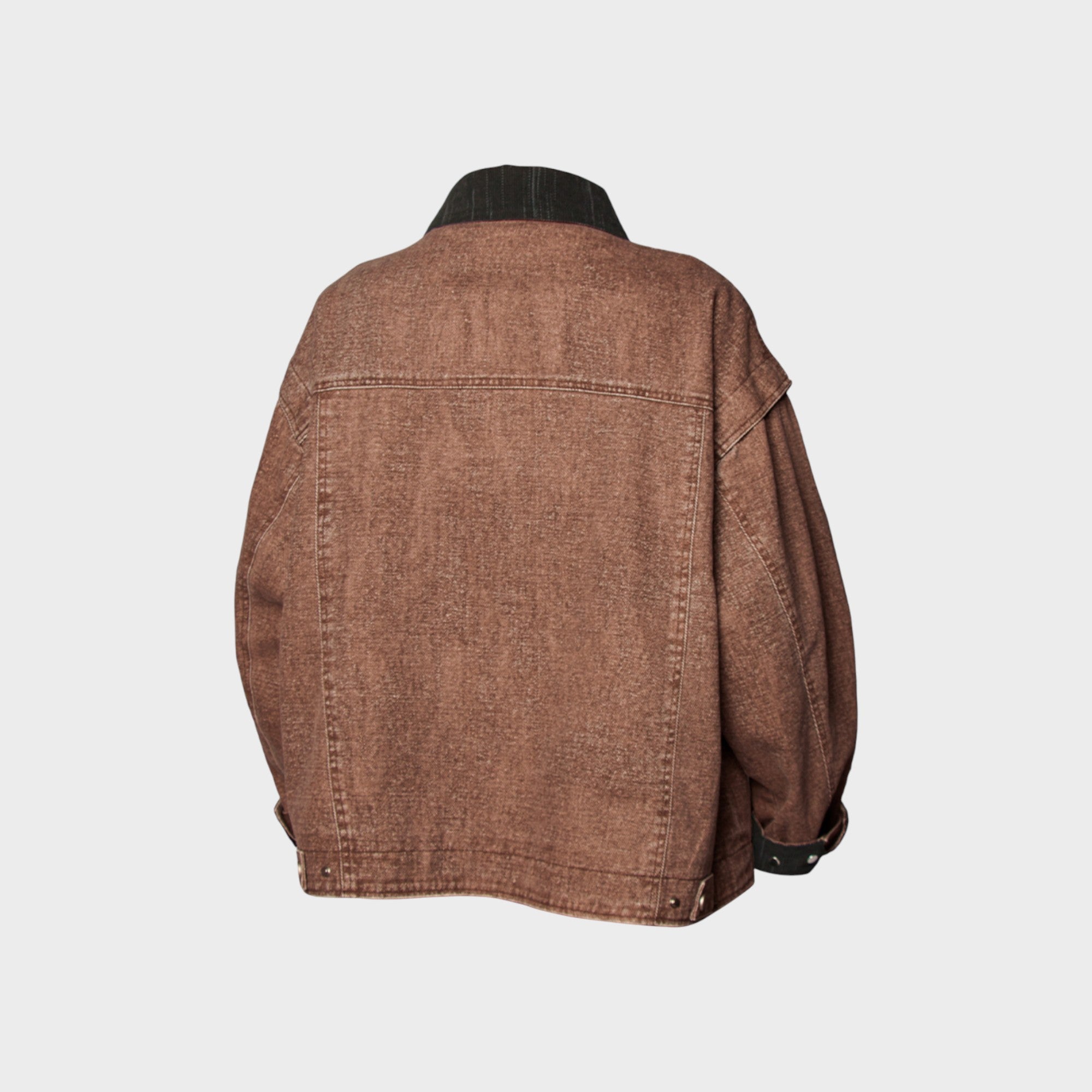 Veste oversize zippée en denim lavé Relabel marron et noir avec col contrasté, vue de dos sur fond gris, détail coutures contrastées et revers manches noirs