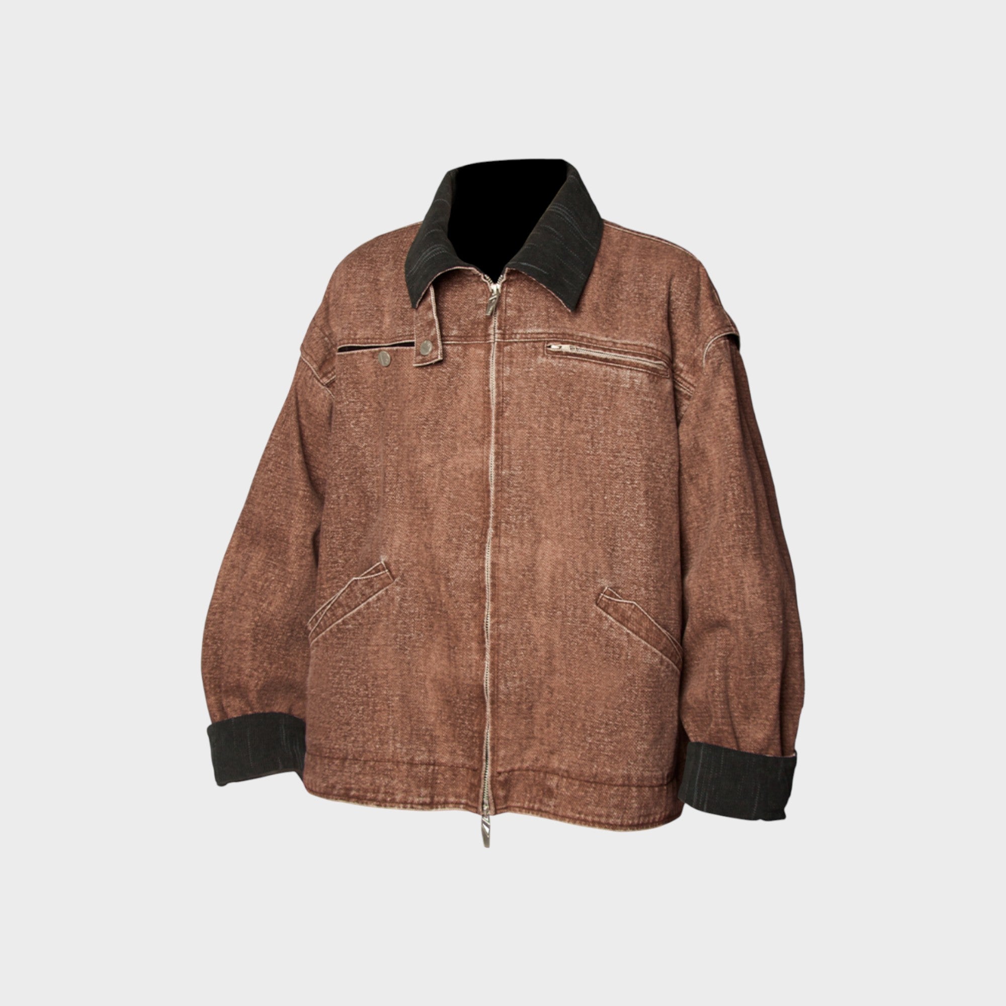Veste oversize zippée en denim lavé Relabel marron et noir avec col contrasté, vue de face sur fond gris, détail zip central et poches poitrine