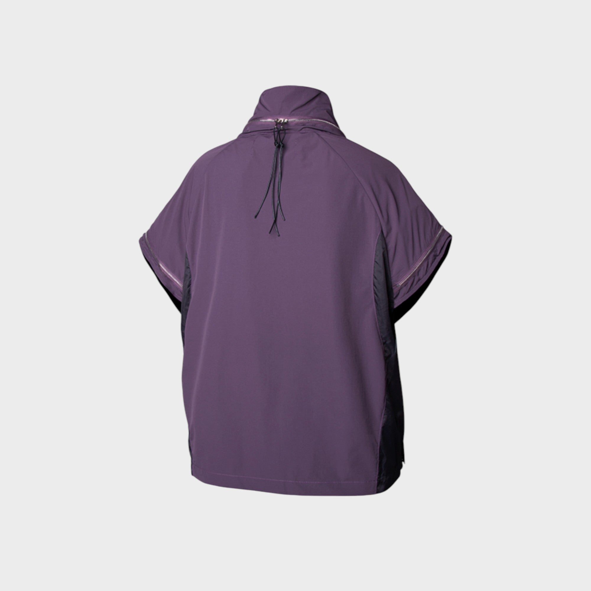 Veste utility manches courtes col roulé Relabel violet et noir en nylon, vue de dos sur fond gris, détail cordon ajustable col et coutures contrastées