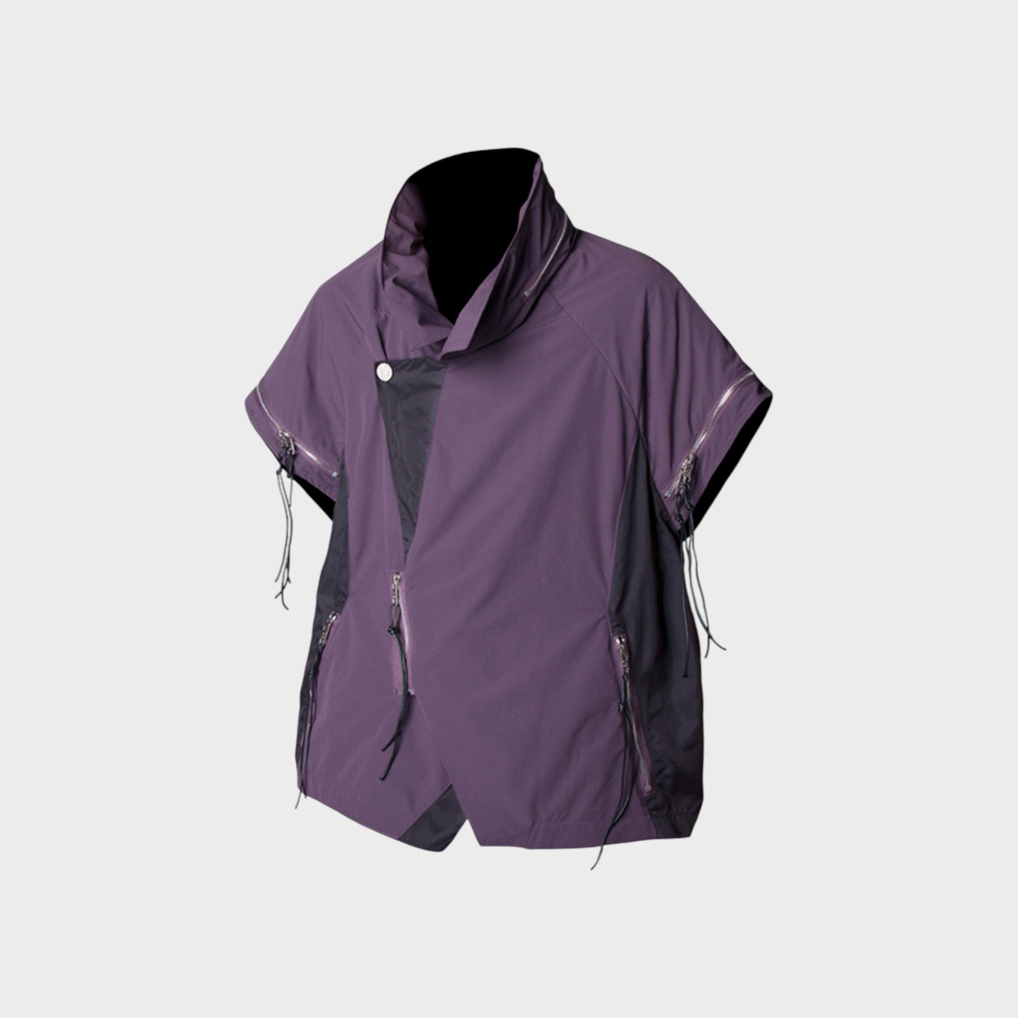 Veste utility manches courtes col roulé Relabel violet et noir en nylon, vue de face sur fond gris, détail zips multiples et cordons latéraux